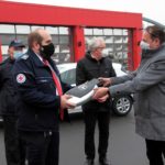 Bürgermeister Sebastian Täger übergibt den Wagen offiziell an Jens Hegmann, stellv. Rotkreuzleiter DRK-OV Senden. Foto: A. Krüskemper(DRK Senden)